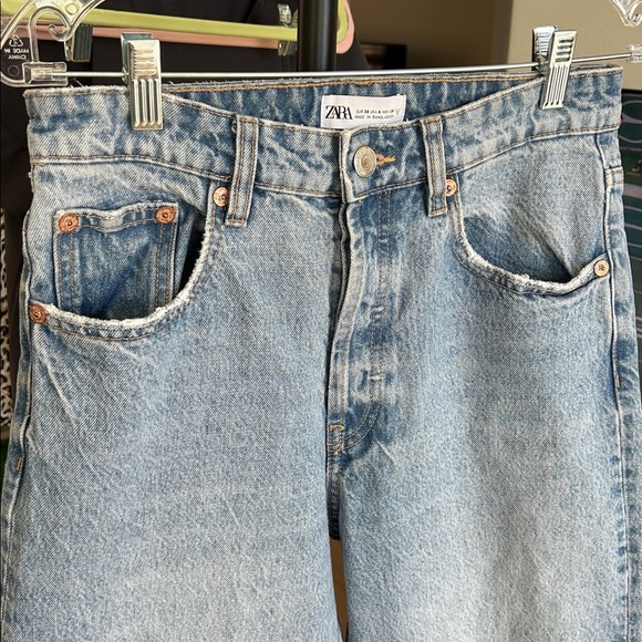 Zara Denim Jean. Size 6. 27” inseam. Raw hem and distressed pockets - Picture 4 of 5